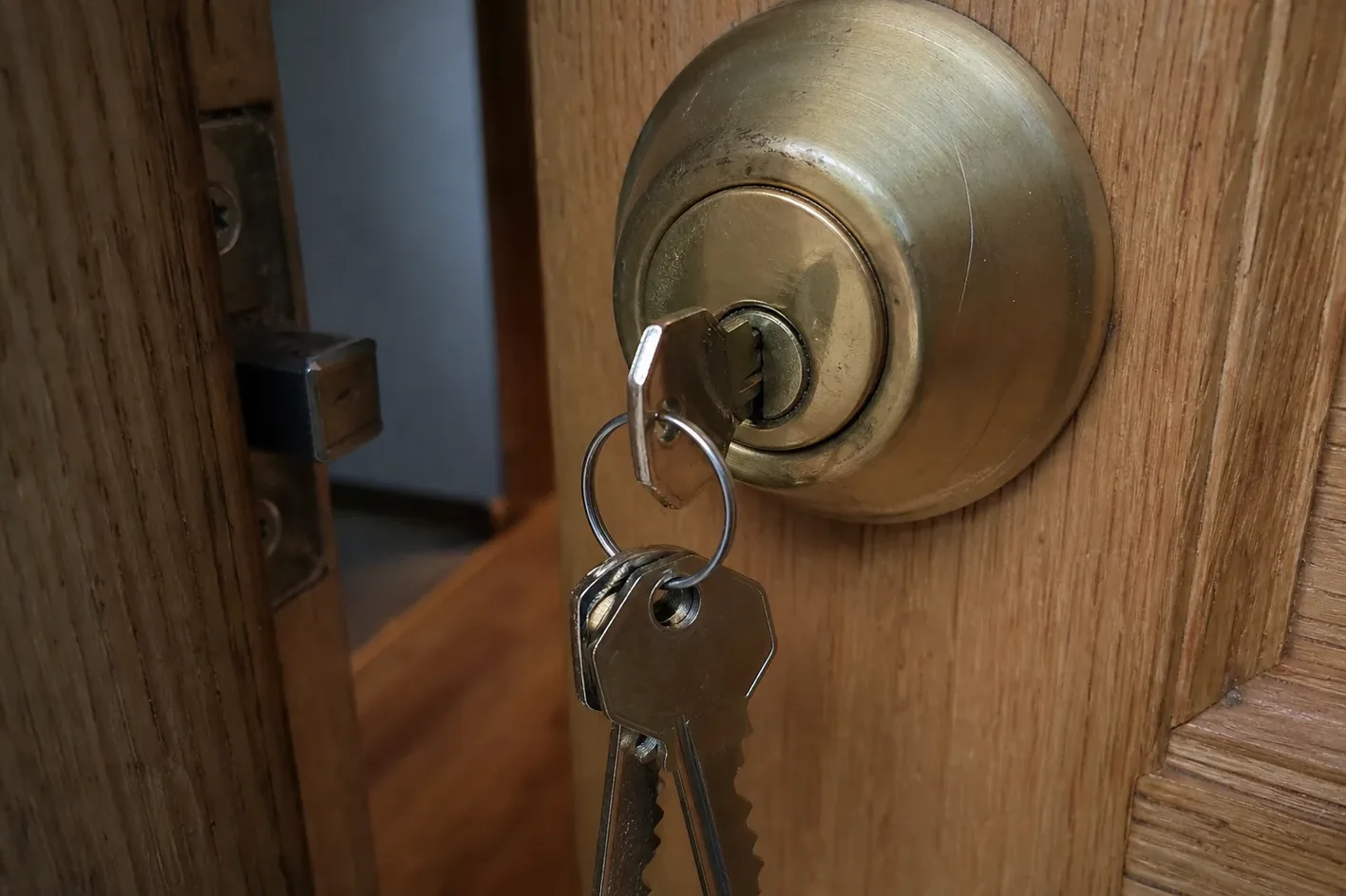 Euro cylinder lock and new keys during a rekey